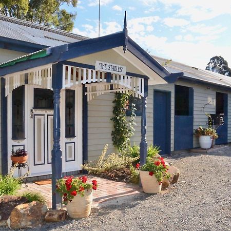 The Stables Hotel Wandin North Ngoại thất bức ảnh