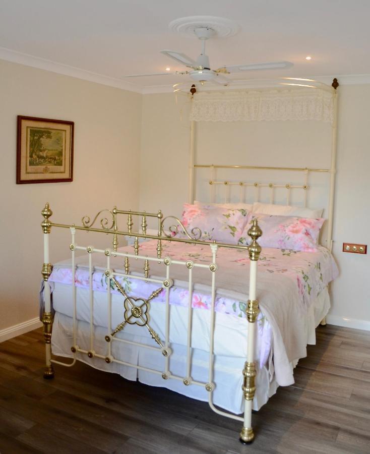 The Stables Hotel Wandin North Ngoại thất bức ảnh